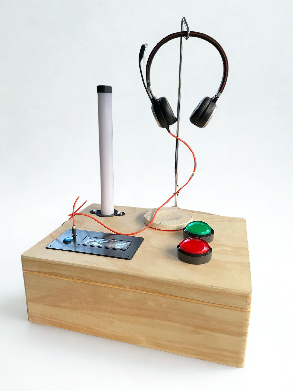 Qwinkbox - Interactieve quiz box met knoppen, scherm en koptelefoon